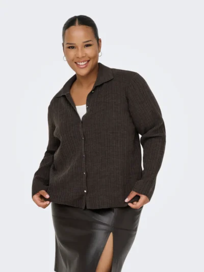 model med brun polo cardigan med knaplukning. ONLY Carmakoma CARTHEA Cardigan Chocolate Torte W. Melange
