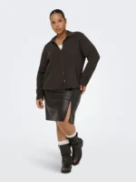 model med nederdel og brun polo cardigan med knaplukning. ONLY Carmakoma CARTHEA Cardigan Chocolate Torte W. Melange