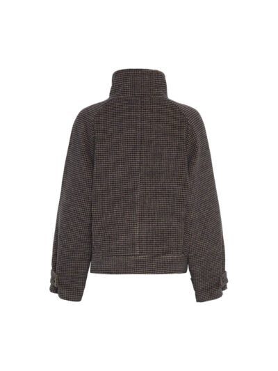 ryggen af kort jakke med høj hals og knaplukning i siden. MOSS Copenhagen MSCHPamela Jacket CHK