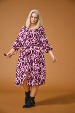 model med mønstret lilla kjole ONLY Carmakoma CARTYLA Dress