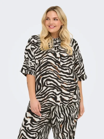 model med kortærmet zebra skjorte med knaplukning. ONLY Carmakoma CARBERTE Shirt Pumice Stone Zebra