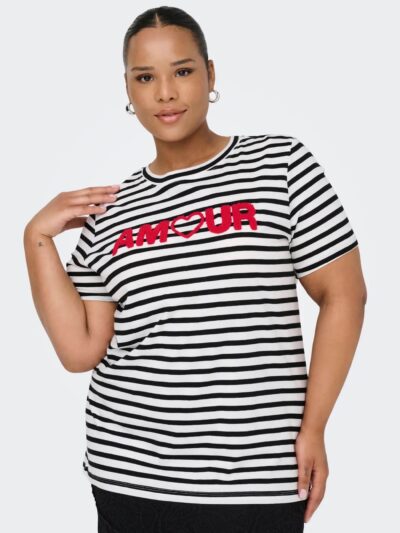 model med sort hvid stribet t-shirt med rød print på brystet. ONLY Carmakoma CARKIKO T-shirt