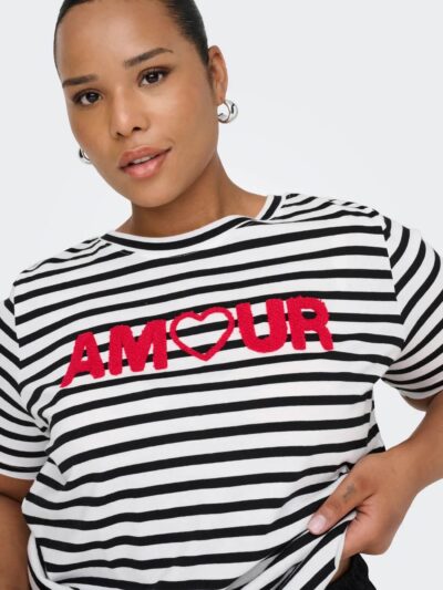 amour tekst på sort hvid stribet t-shirt med rød print på brystet. ONLY Carmakoma CARKIKO T-shirt