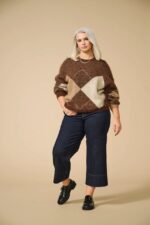 model med brun strik med mønster ONLY Carmakoma CARNOEME Pullover