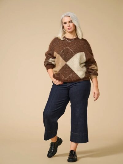 model med brun strik med mønster ONLY Carmakoma CARNOEME Pullover