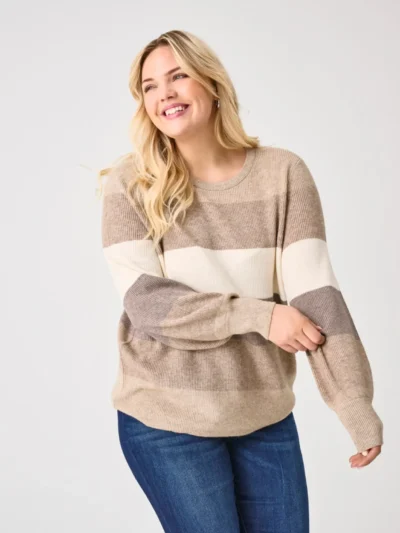 model med lyst hår med stribet strik i beige ONLY Carmakoma CARNEW Daria Pullover