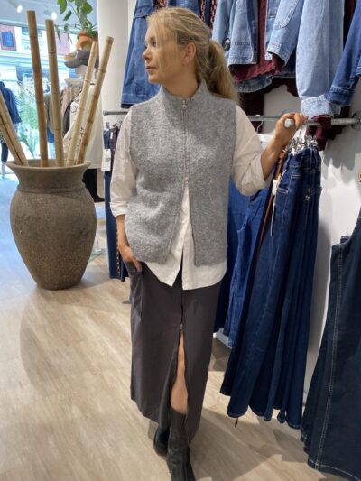 marie ved grå strik vest med lynlås foran Humble LutusHBS vest Grey melange
