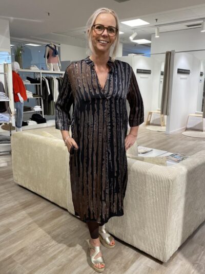 lene med mønstret kjole i brun. NÜ Cilje Tunic Dress Print