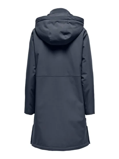 ryggen af lang navy blå regnjakke ONLY Carmakoma CARKARA Life Parka Ombre Blue