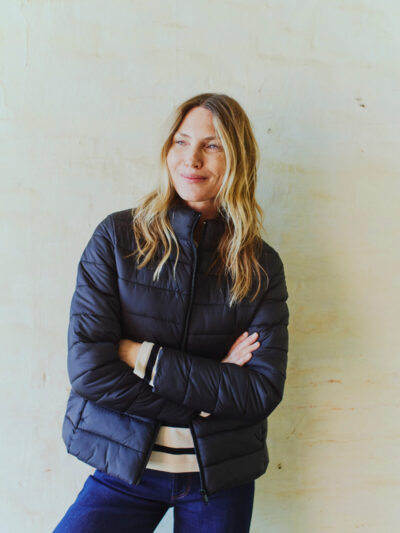 model med kort quiltet jakke i sort Freequent FQPENNY-JACKET Black