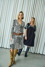 model med sort hvid mønstret kjole Freequent FQLOVO-DRESS Rainy Day w. Black