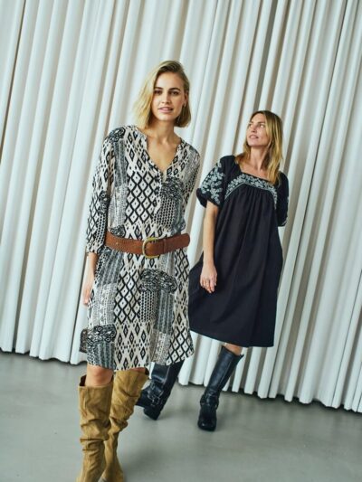 model med sort hvid mønstret kjole Freequent FQLOVO-DRESS Rainy Day w. Black