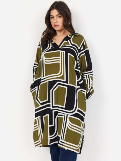 model med grøn mønstret kjole Wasabi WA-NATALIE 3 Kjole Dark Olive Combi