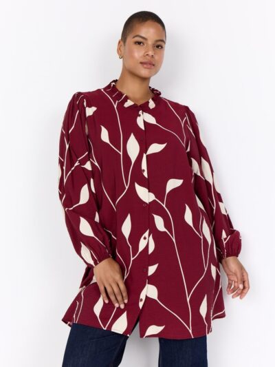 modle med vinrød skjortekjole me mønster Wasabi WA-NELLY 2 Kjole Dark Red Com