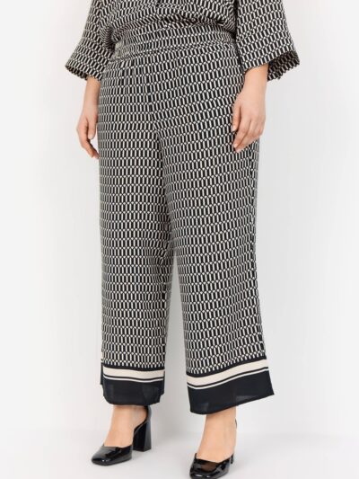 model med mønstrede bukser i sort hvid Wasabi WA-NORA 3 Bukser Black Combi
