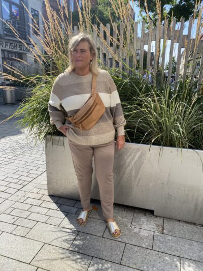janni med lysebrune bukser og beige stribet strik. ONLY Carmakoma CARNEW Daria Pullover