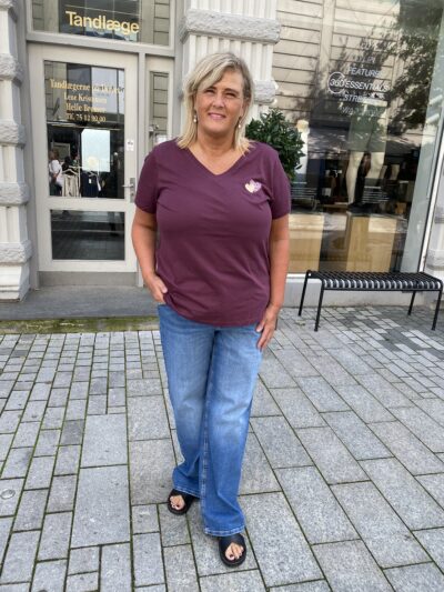 janni med jeans og en lilla t-shirt ONLY Carmakoma CARBONNIE Tee Mauve Wine