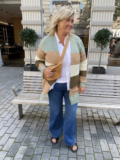 janni med stribet grøn og brun cardigan ONLY Carmakoma CARESLY Open Cardigan