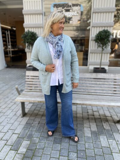 janni med jeans og lyseblå cardigan ONLY Carmakoma CARESLY Open Cardigan Arona