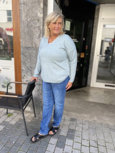 janni med lyseblå strik ONLY Carmakoma CARMARGARETA Pullover Arona