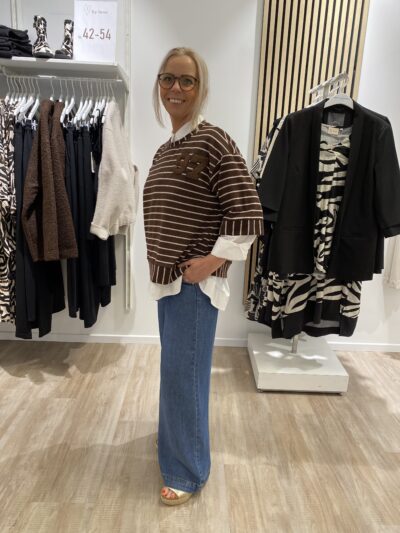 lene med blå jeans og stribet brun bluse NÜ Asia Blouse Brown Mix