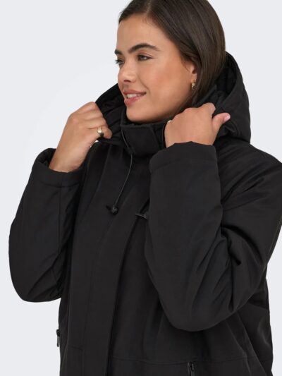 model med lang sort regnjakke ONLY Carmakoma CARKARA Life Parka black