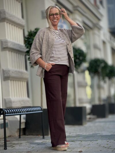 Lene med beige cardigan, stribet t-shirt og brune bukser