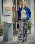 Lene med leopard bukser, hvis strik og blå denimjakke og brun taske shopper