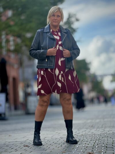 Janni med sort læderjakke, rød kjole og sorte støvler