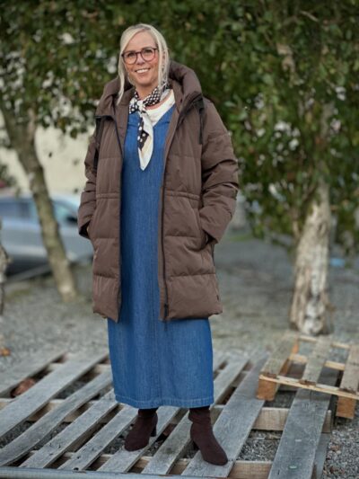 lang brun vinterjakke. MOSS Copenhagen MSCHMola Pavine Down Jacket Slate Black