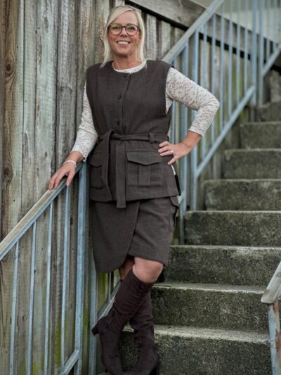 lene med brun vest og matchende brun nederdel.