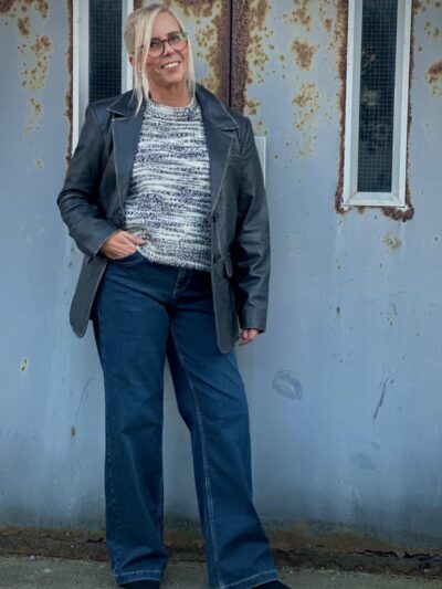 lene med jeans og sort blazer i læder fra Humble