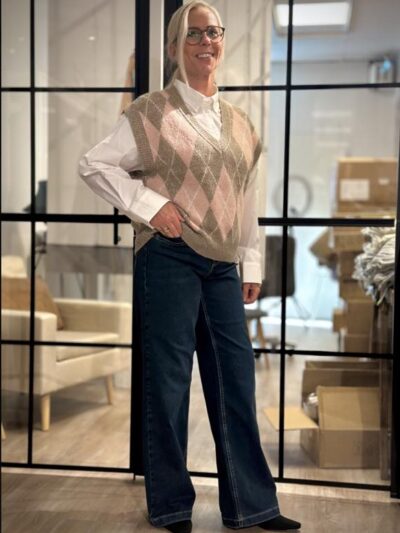 strikket vest i beige og lyserød. Freequent FQGRSARGYLE-WAISTCOAT Desert Taupe Mel w Pale M Mel