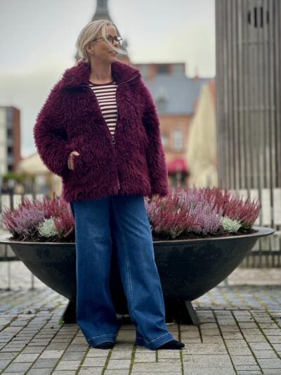 lene med bordeaux rød jakke i faux fur. Freequent FQFINE-JACKET Port Royale