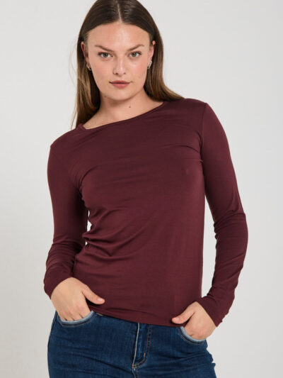 model med lanærmet bordeaux rød bluse med rund hals. Freequent FQLIANA-TEE Port Royale