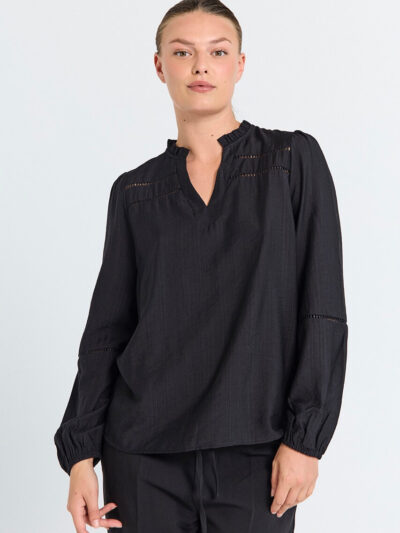 model med sort bluse Freequent FQANTINA-BLOUSE Black