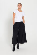 model med sorte culotte bukser med brede bukseben Freequent FQJULES-PANTS Black