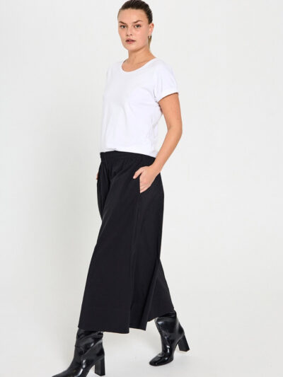 model med hånd i sidelommen på sorte bukser med brede bukseben Freequent FQJULES-PANTS Black