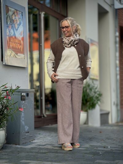 Lene med hvid strik, brun vest og brune ternede bukser