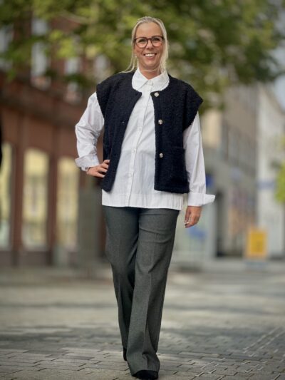 MIND by lene sort vest med guld knapper