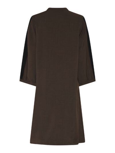 ryggen af brun kjole med sorte detaljer. Humble MendyHbs dress Brown combi