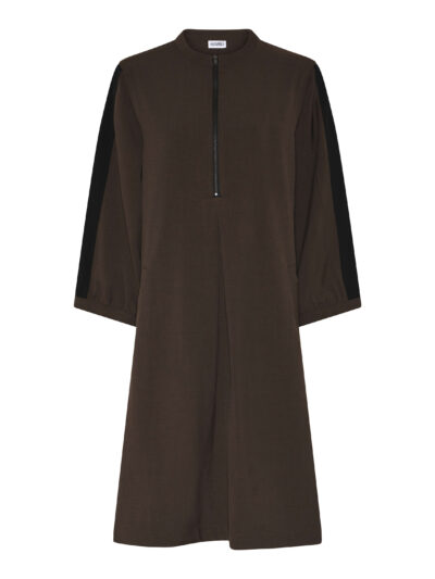 brun kjole med sorte detaljer. Humble MendyHbs dress Brown combi