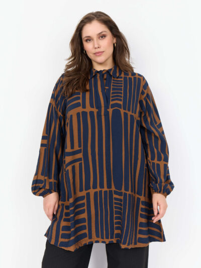 model med mønstret tunika i navy blå og brun. Wasabi WA-SKY 2 Tunika Navy Blazer Combi