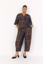 model med bluse og mønstrede bukser i navy blå og brun. Wasabi WA-SKY 3 Bukser Navy Blazer Combi