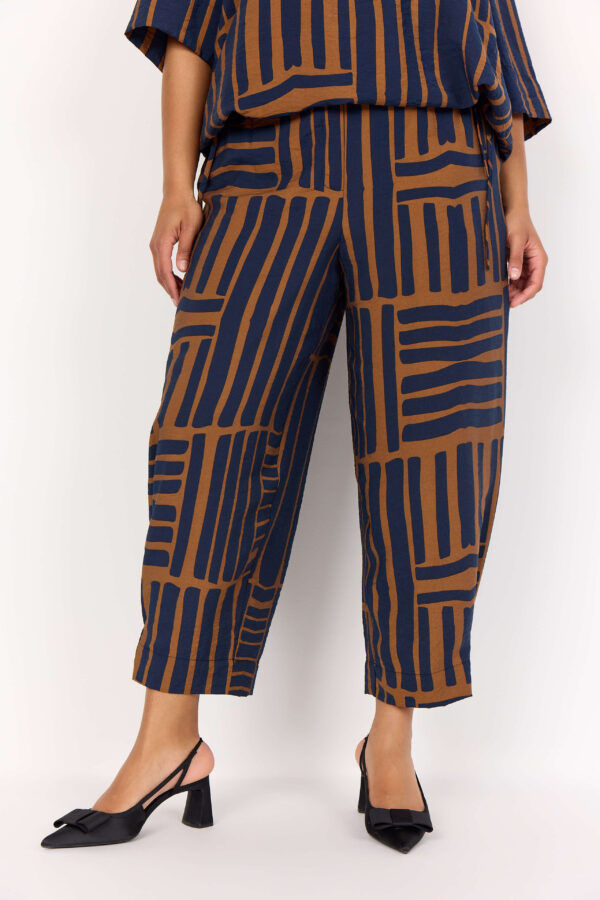 model med mønstrede bukser i navy blå og brun. Wasabi WA-SKY 3 Bukser Navy Blazer Combi