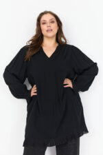 model med sort tunika med flæsedetaljer Wasabi WA-SAFIA 3 Tunika Black