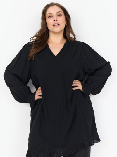 model med sort tunika med flæsedetaljer Wasabi WA-SAFIA 3 Tunika Black