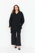 model med bukser og sort tunika med flæsedetaljer Wasabi WA-SAFIA 3 Tunika Black