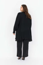 model fra siden med sort tunika med flæsedetaljer Wasabi WA-SAFIA 3 Tunika Black