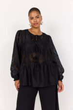 model med transparent sort bluse med bindebånd. Wasabi WA-SANNA 1 Bluse Black